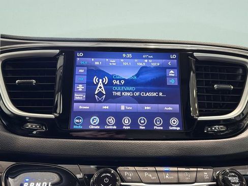 Used 2020 Chrysler Pacifica Touring-L w/ Advanced Safetytec Group FWD image 23