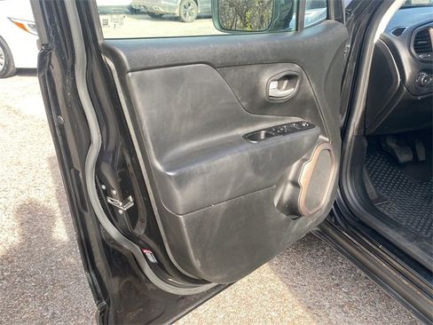 Used 2023 Jeep Renegade Latitude image 18