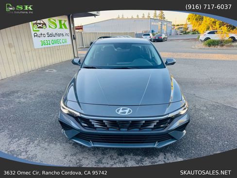 Used 2025 Hyundai Elantra Hybrid FWD image 2
