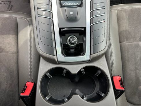 Certified 2018 Porsche Macan AWD/4WD image 29
