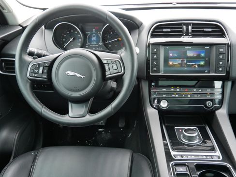 Used 2018 Jaguar F-PACE Premium image 20