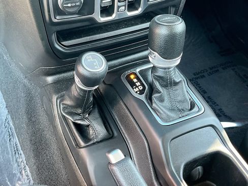 Used 2023 Jeep Gladiator Sport AWD/4WD image 17