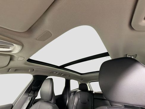 Certified 2025 Volvo XC60 B5 Core AWD/4WD image 21