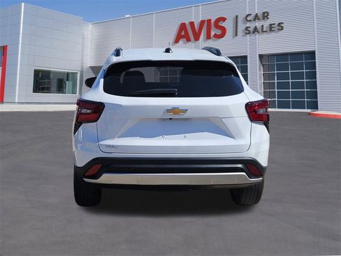 Used 2025 Chevrolet Trax LT w/ LT Convenience Package image 5