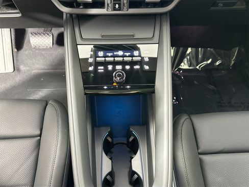 Certified 2025 Porsche Macan 4 Electric image 30