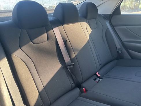 Used 2023 Hyundai Elantra SE image 12