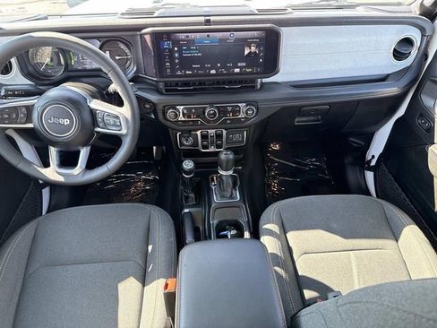 Used 2025 Jeep Wrangler Unlimited Sahara image 25