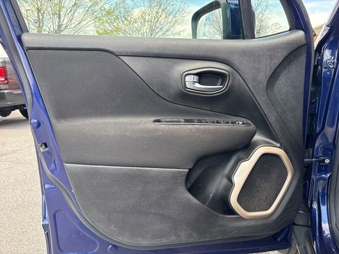 Used 2017 Jeep Renegade Latitude w/ Cold Weather Group image 17