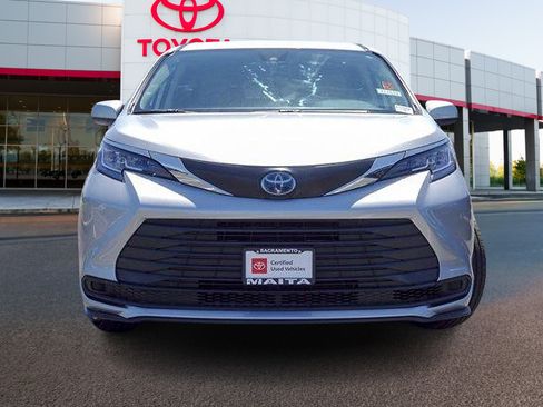 Certified 2023 Toyota Sienna LE FWD image 3