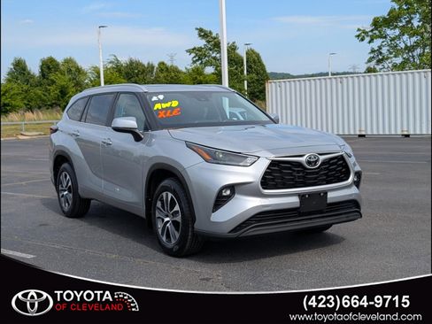 Used 2024 Toyota Highlander XLE AWD/4WD image 1