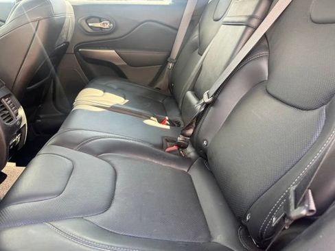 Used 2019 Jeep Cherokee Limited w/ Technology Group AWD/4WD image 6