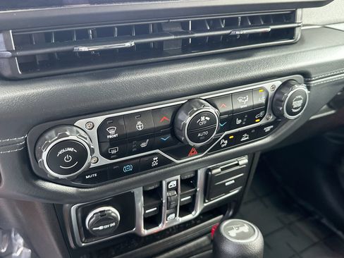 Used 2025 Jeep Wrangler Unlimited Sahara w/ Safety Group AWD/4WD image 18