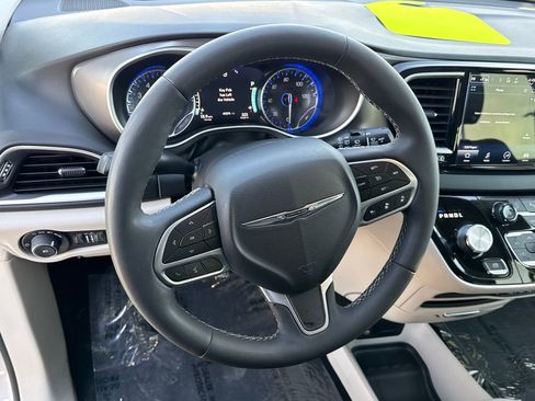 Used 2024 Chrysler Pacifica Touring-L image 14