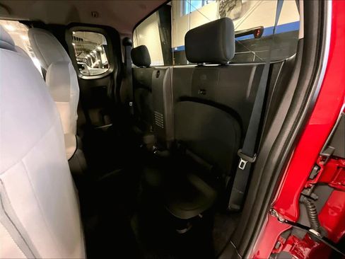 Used 2025 Nissan Frontier SV image 15