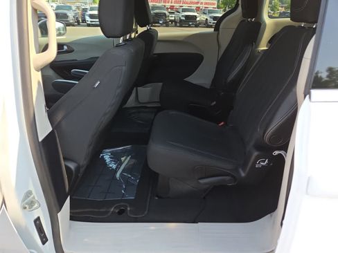 Used 2023 Chrysler Voyager LX FWD image 21