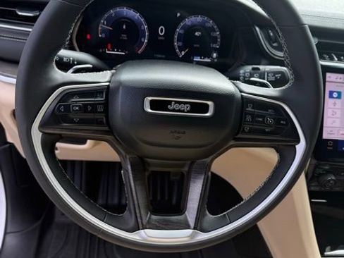 Used 2024 Jeep Grand Cherokee Limited image 19