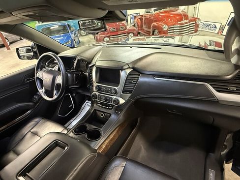 Used 2019 Chevrolet Suburban LT w/ Luxury Package AWD/4WD image 2