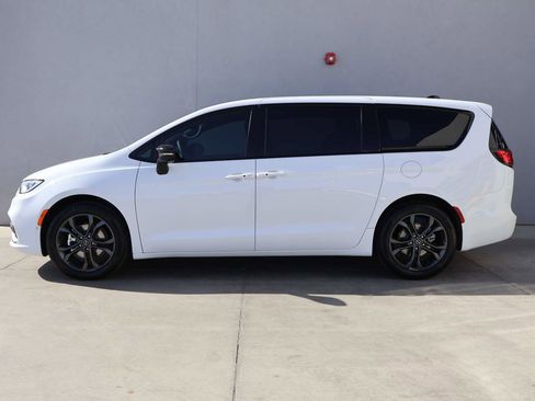 New 2026 Chrysler Pacifica Select FWD image 2