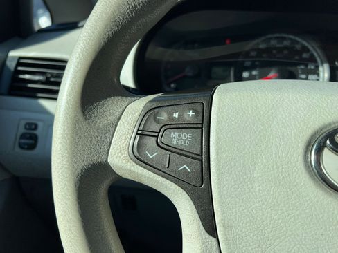 Used 2013 Toyota Sienna LE image 27