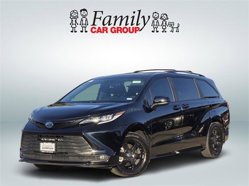 Used 2025 Toyota Sienna XLE Woodland Edition image 1