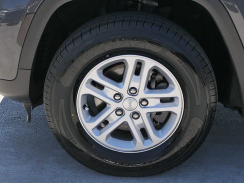Used 2025 Jeep Grand Cherokee Laredo RWD image 9