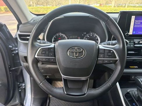 Used 2023 Toyota Highlander XLE FWD image 14