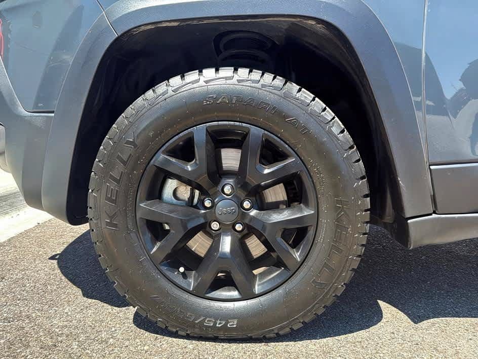 Used 2016 Jeep Cherokee Trailhawk w/ Comfort/Convenience Group AWD/4WD image 16