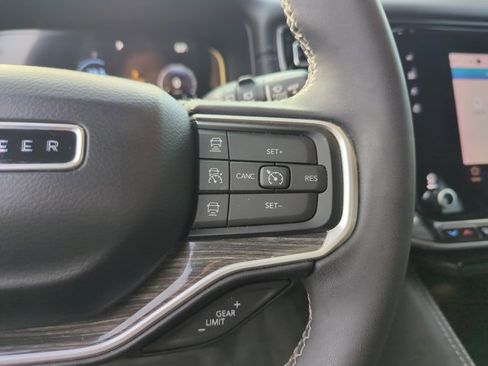 Used 2022 Jeep Wagoneer Series II RWD image 15