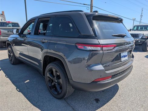 Used 2023 Jeep Grand Cherokee Altitude image 3