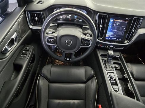 Used 2019 Volvo S60 T5 R-Design image 12