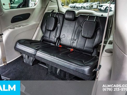 Used 2024 Chrysler Pacifica Select image 23