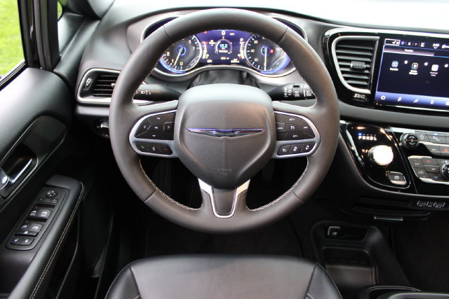 Used 2025 Chrysler Voyager LX FWD image 46