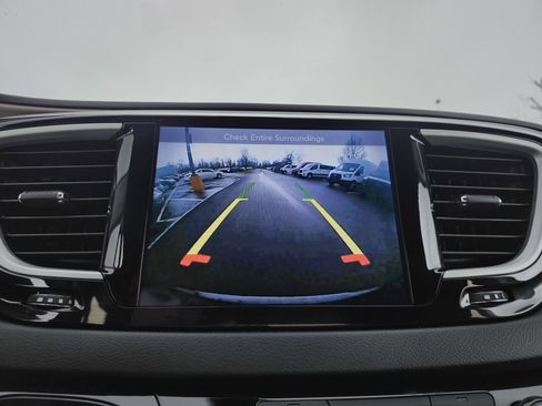 Used 2017 Chrysler Pacifica Touring-L image 2