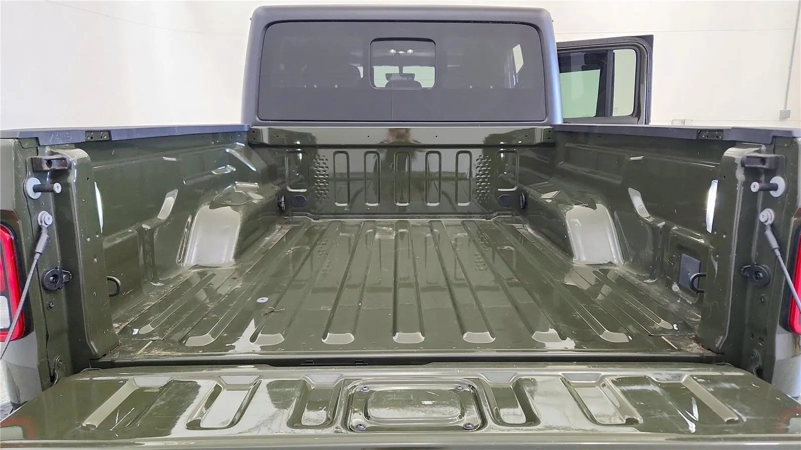 Used 2023 Jeep Gladiator Overland w/ Cold Weather Group AWD/4WD image 20