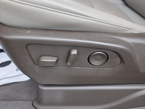 Used 2024 Chevrolet Suburban LT RWD image 23