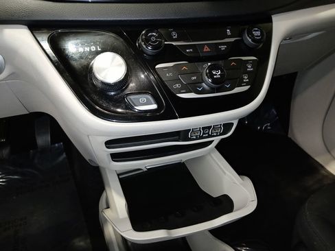 Used 2023 Chrysler Voyager LX image 20