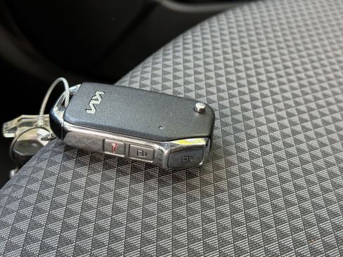 Used 2025 Kia Soul LX w/ LX Technology Package FWD image 20