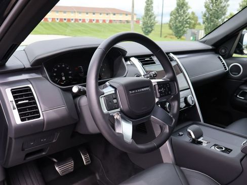 Used 2025 Land Rover Discovery Metropolitan Edition AWD/4WD image 17