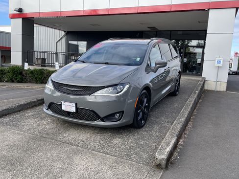 Used 2020 Chrysler Pacifica Limited w/ Advanced Safetytec Group FWD image 5