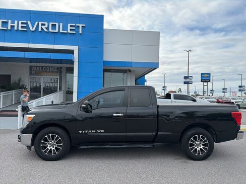 Used 2019 Nissan Titan SV image 13