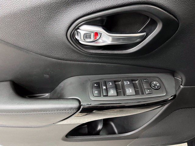 Used 2021 Jeep Cherokee Latitude Plus FWD image 21