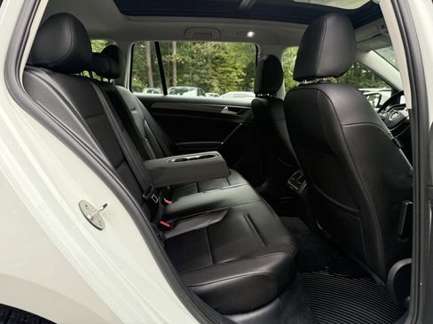 Used 2019 Volkswagen Golf SE image 22