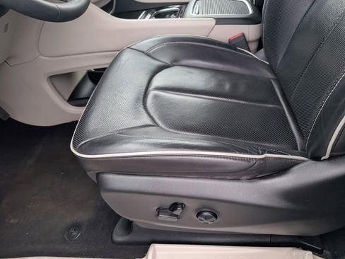 Used 2023 Chrysler Pacifica Limited FWD image 21