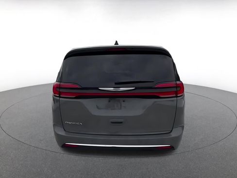 Used 2025 Chrysler Pacifica Select image 12