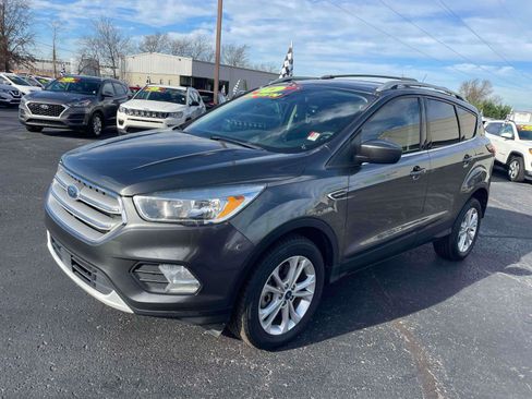 Used 2019 Ford Escape SE image 2