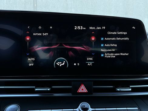 Used 2025 Hyundai Elantra Limited image 34