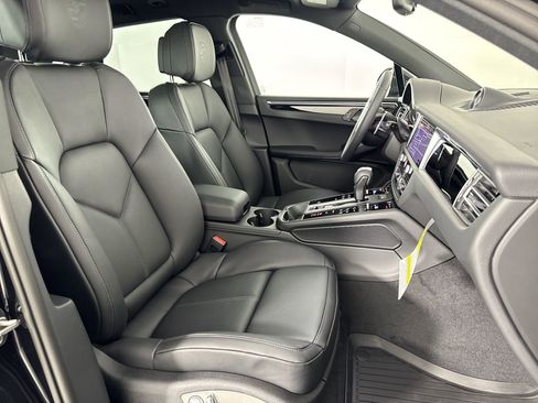 Certified 2025 Porsche Macan image 28