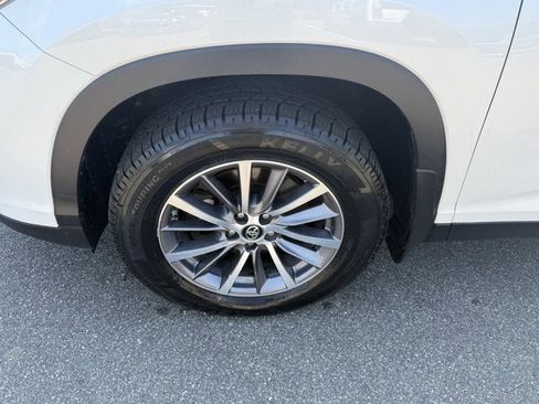 Used 2019 Toyota Highlander XLE AWD/4WD image 11