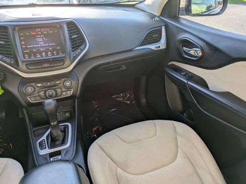 Used 2015 Jeep Cherokee Latitude FWD image 17