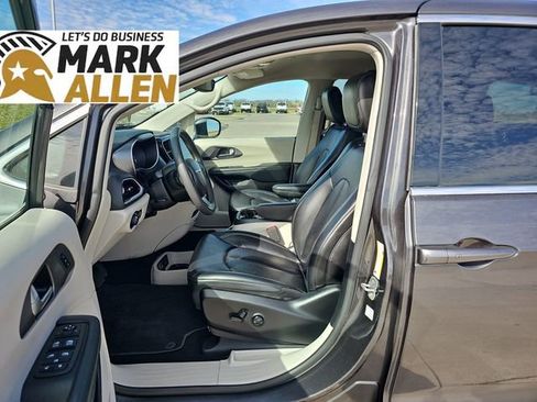 Used 2023 Chrysler Pacifica Touring-L image 18